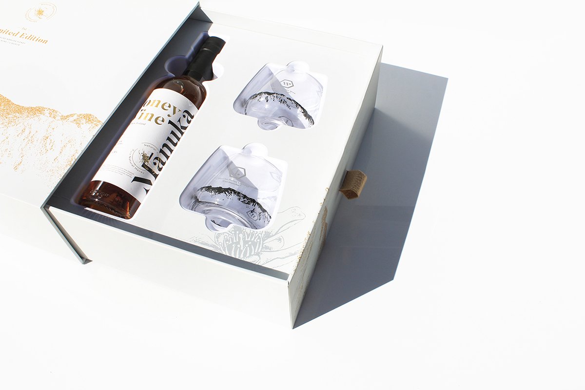 MānukaHoney蜂蜜風(fēng)味葡萄酒品牌包裝設(shè)計(jì)欣賞，葡萄酒品牌，酒品牌設(shè)計(jì)，酒品牌策劃，酒品牌全案策劃，酒品牌形象塑造，深圳品牌設(shè)計(jì)，深圳品牌策劃，深圳品牌全案策劃，深圳品牌形象塑造，左右格局    