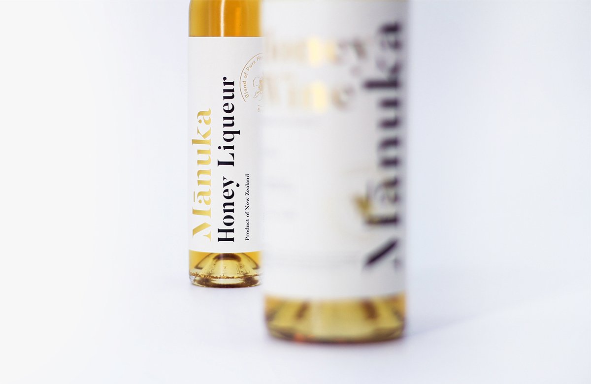 MānukaHoney蜂蜜風(fēng)味葡萄酒品牌包裝設(shè)計(jì)欣賞，葡萄酒品牌，酒品牌設(shè)計(jì)，酒品牌策劃，酒品牌全案策劃，酒品牌形象塑造，深圳品牌設(shè)計(jì)，深圳品牌策劃，深圳品牌全案策劃，深圳品牌形象塑造，左右格局