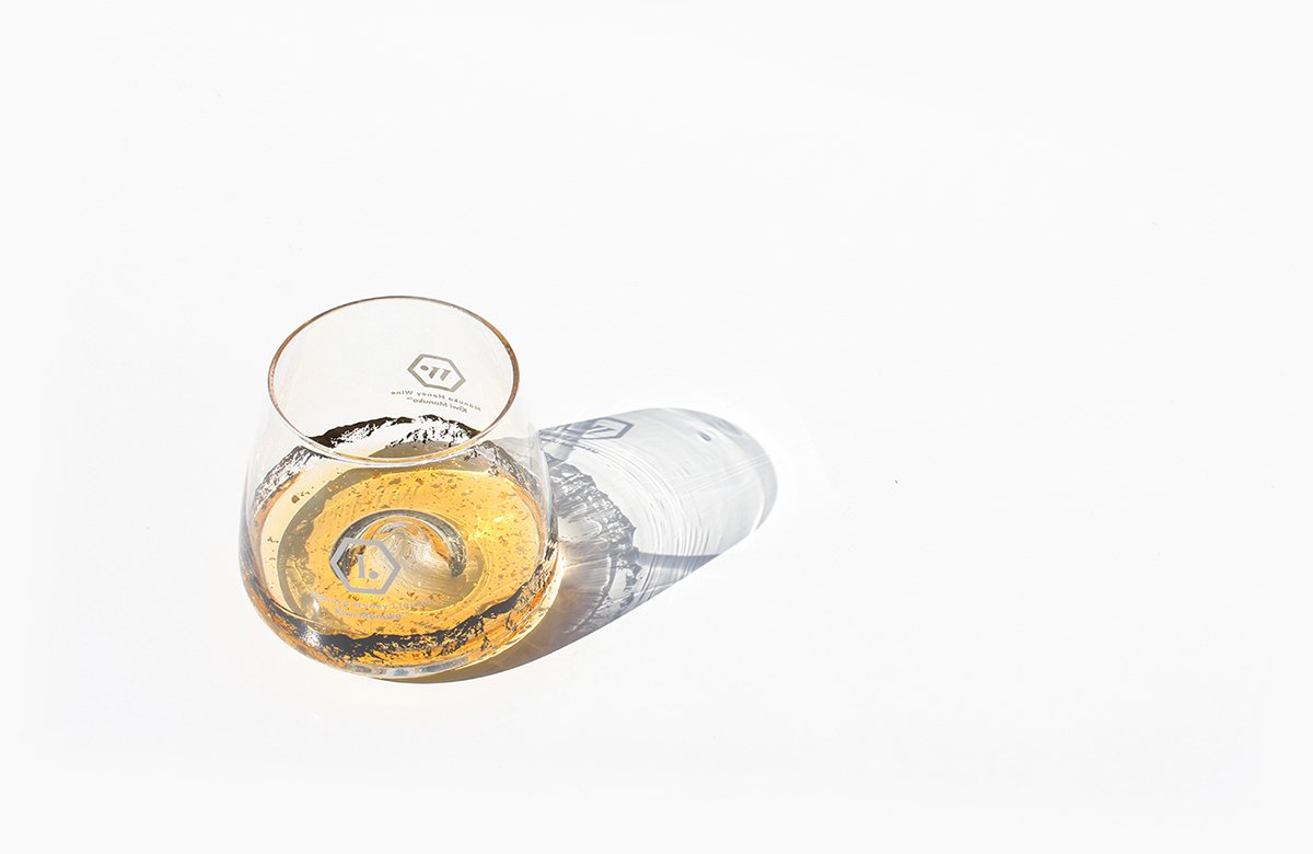 MānukaHoney蜂蜜風(fēng)味葡萄酒品牌包裝設(shè)計(jì)欣賞，葡萄酒品牌，酒品牌設(shè)計(jì)，酒品牌策劃，酒品牌全案策劃，酒品牌形象塑造，深圳品牌設(shè)計(jì)，深圳品牌策劃，深圳品牌全案策劃，深圳品牌形象塑造，左右格局    