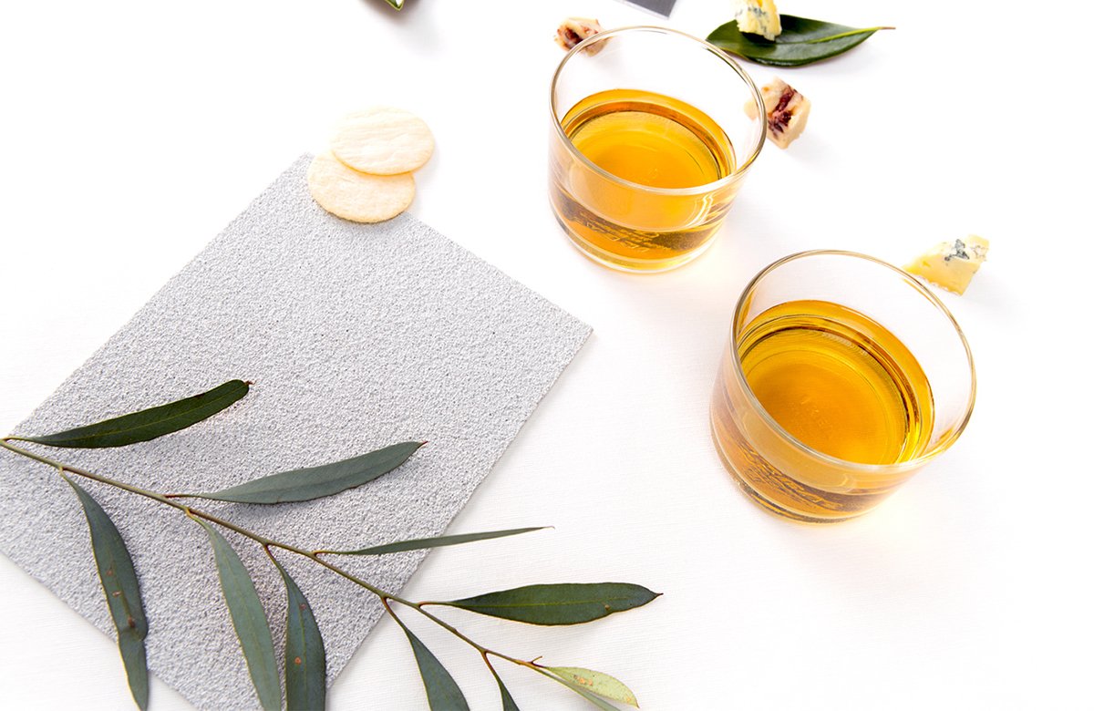 MānukaHoney蜂蜜風(fēng)味葡萄酒品牌包裝設(shè)計(jì)欣賞，葡萄酒品牌，酒品牌設(shè)計(jì)，酒品牌策劃，酒品牌全案策劃，酒品牌形象塑造，深圳品牌設(shè)計(jì)，深圳品牌策劃，深圳品牌全案策劃，深圳品牌形象塑造，左右格局    