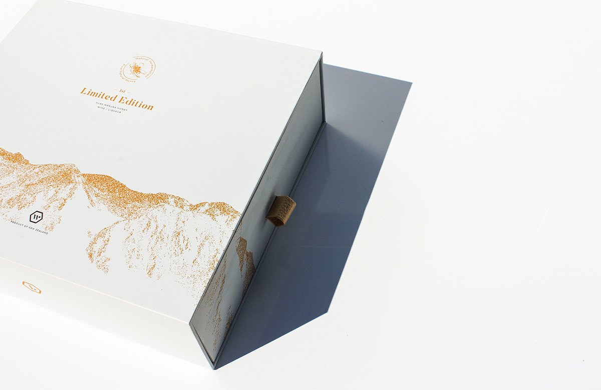 MānukaHoney蜂蜜風(fēng)味葡萄酒品牌包裝設(shè)計(jì)欣賞，葡萄酒品牌，酒品牌設(shè)計(jì)，酒品牌策劃，酒品牌全案策劃，酒品牌形象塑造，深圳品牌設(shè)計(jì)，深圳品牌策劃，深圳品牌全案策劃，深圳品牌形象塑造，左右格局    